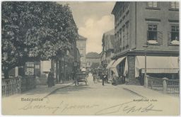 České Budějovice Kanovnická ulice záložna peřiny v oknech