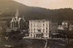 Karlovy Vary, anglikánský kostel sv. Lukáše a Königs Villa (kostel vysvěcen 26. 6. 1877)