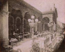 Karlovy Vary. Společnost v restauraci v městském parku, kabinetka