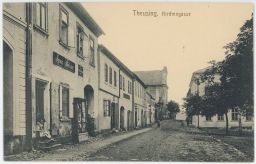 Toužim Theusing Karlovy Vary ulice SEDÍCÍ SLEČNA A SLEČNA V OKNĚ
