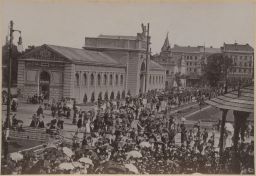 Národopisná výstava českoslovanská, Ruch před pavilonem města Prahy, 1895, kabinetka, světlotisk