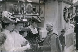 Skupina šlechtičen s biskupem Doubravou v Kutné Hoře při návštěvě císaře 21. 6. 1906