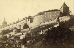 Ústav šlechtičen a palácové zahrady na jižním svahu Pražského hradu v pohledu od Fürstenberského paláce