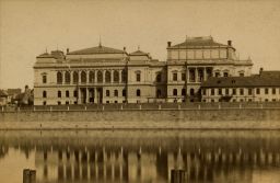 Rudolfinum od řeky, vizitka