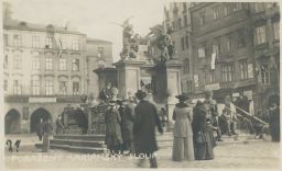 Praha Staroměstské náměstí poražený Mariánský sloup listopad 1918