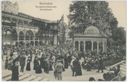 Mariánské lázně Korunní kolonáda promenádní koncert 20. léta