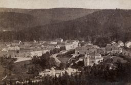Mariánské Lázně, Goethovo náměstí z Kříživého vrchu (pohled z let 1872-78), vizitka
