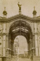 Karlovy Vary, litinová Vřídelní kolonáda, vstupní brána, vizitka