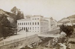 Karlovy Vary, Lázeňský dům (Lázně III), vizitka