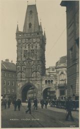 Praha Prašná brána povozy lidé 1924