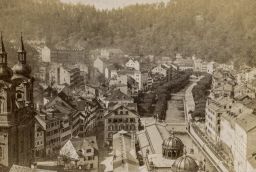 Karlovy Vary, lázeňská část z ptačí perspektivy, vizitka
