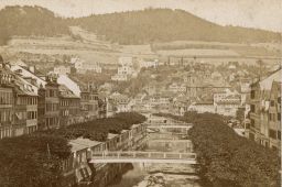 Karlovy Vary, lázeňská část z ptačí perspektivy, vizitka