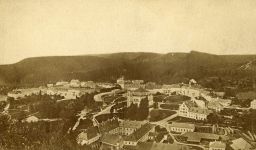 Mariánské Lázně, Goethovo náměstí z Křížového vrchu, vizitka