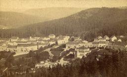 Mariánské Lázně, Goethovo náměstí z Křížového vrchu, vizitka