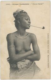 erotika akt nahota etnografie mladá žena s dýmkou Afrika