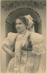 etnografie kroje mladá dívka Podluží Břeclav Hodonín foto Švec 1945