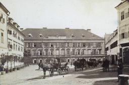 Teplice, Lázeňské náměstí, Lázně Panský dům a fiakry
