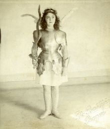 Herečka Ludmila Vlčková jako Hippia ve hře Tragédie člověka, stereofotografie Autor Imre Madách. inscenace v Národním divadle v roce 1892.