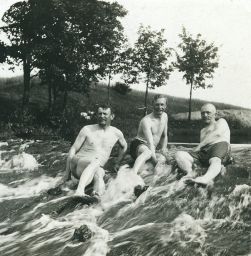 Trojice mužů ve vodě u splavu, polovina stereofotografie (Dobový popisek: Na splavu u Sedlčan)