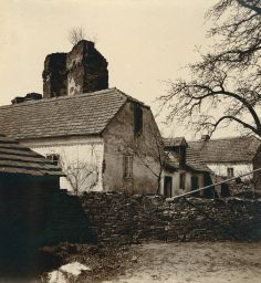 Domek v Říčanech, v pozadí zbytky hradu, polovina stereofotografie