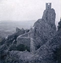 Hrad Trosky vnitřní prostor, věž Panna, polovina stereofotografie