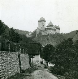 Karlštejn, celkový pohled z města, polovina stereofotografie
