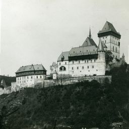 Hrad Karlštejn z protilehlého kopce, polovina stereofotografie