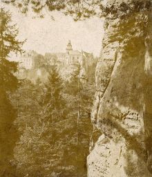 Zámek Hrubá Skála ze skalního města, polovina stereofotografie