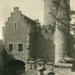 Hrad Kokořín, vnitřní prostor hradu s malou věží, polovina stereofotografie