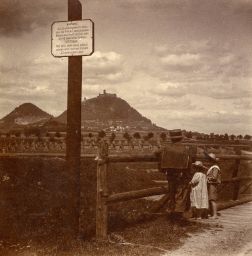 Malý a Velký Bezděz s hradem, v popředí dopravní značka, polovina stereofotografie
