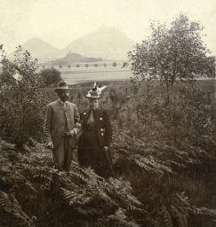 Rodinný výlet pod Bezdězem, manželský pár, polovina stereofotografie (Dobový text: Lesní svah u stanice Bezděz)