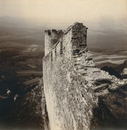 Hrad Bezděz, hradební zeď a vrchol věže, polovina stereofotografie