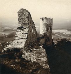 Hrad Bezděz, hradební zeď a věž hladomorna, polovina stereofotografie