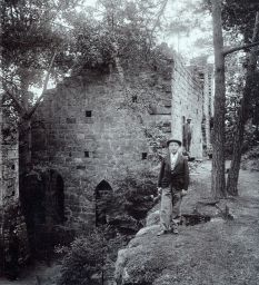 Hrad Valdštejn s návštěvníky, polovina stereofotografie