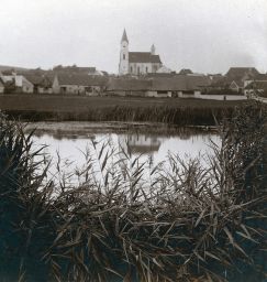 Bavorov, celkový pohled na střed města s kostelem, polovina stereofotografie