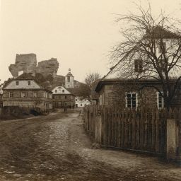 Jestřebí, střed obce a zřícenina hradu, polovina stereofotografie