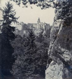 Zámek Hrubá Skála ze skalního města, polovina stereofotografie