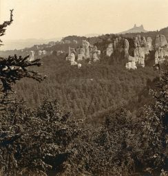 Hruboskalsko, v pozadí Trosky, polovina stereofotografie