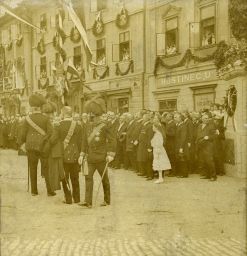 Očekávání císaře v Kutné Hoře 21. 6. 1906, polovina stereofotografe
