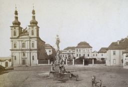 Zámek Duchcov, kostel Zvěstování Panny Marie a kašnas v. Floriana