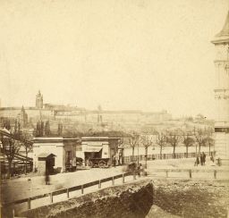 Předmostí Řetězového mostu Františka I. s nárožím parcely budoucího Národního divadla., polovina stereofotografie