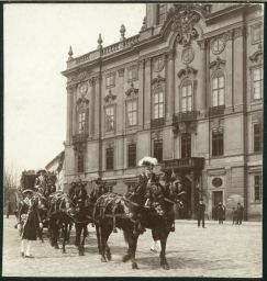 Arcibiskupský kočár před Arcibiskupským palácem na Hradčanech, polovina stereofotografie