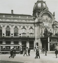 Obecní dům v Praze a tramvaj, polovina stereofotografie