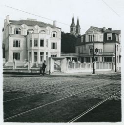 Kubistická vila stavebního podnikatele Bedřicha Kovařoviče před dokončením, polovina stereofotografie