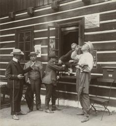 Labský důl, bouda U dívčí lávky, Občerstvení před cestou na Sněžku. Zobrazeni: písničkář Karel Hašler, herci Rudolf Kafka, Florentin Steinsberg a jeden neznámý