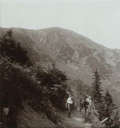 Turisté v Obří dole vystupují na hřeben, polovina stereofotografie