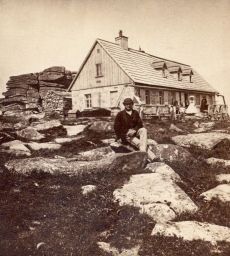 Krkonoše, bouda U Sněžných jam, polovina stereofotografie (vydavatel Moser senior Berlin)