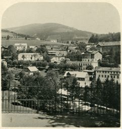 Krkonoše, Janské Lázně, celkový pohled od kostela, polovina stereofotografie