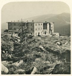Krkonoše, Petrova bouda - celkový pohled, polovina stereofotografie