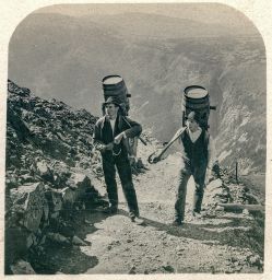 Krkonoše, nosiči vody na Sněžku, polovina stereofotografie